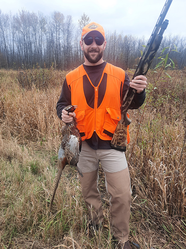 bird-hunter-holding-pheasant bird-hunter-holding-pheasant